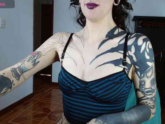 Modella: Inked-Val
