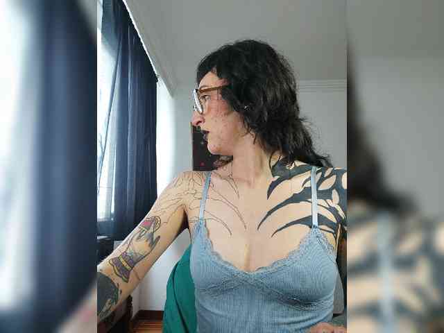 Modella: Inked-Val