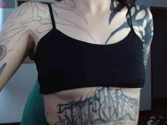 Modella: Inked-Val