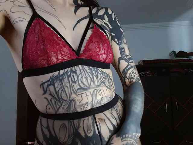 Modella: Inked-Val