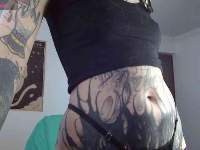 Modella: Inked-Val