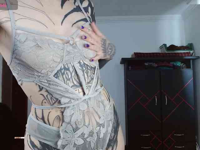 Modella: Inked-Val