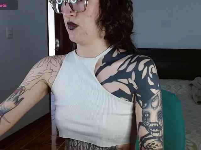 Modella: Inked-Val