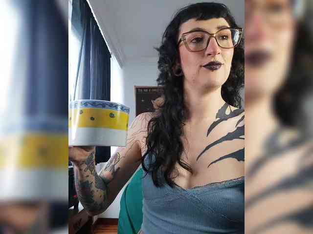 Modella: Inked-Val