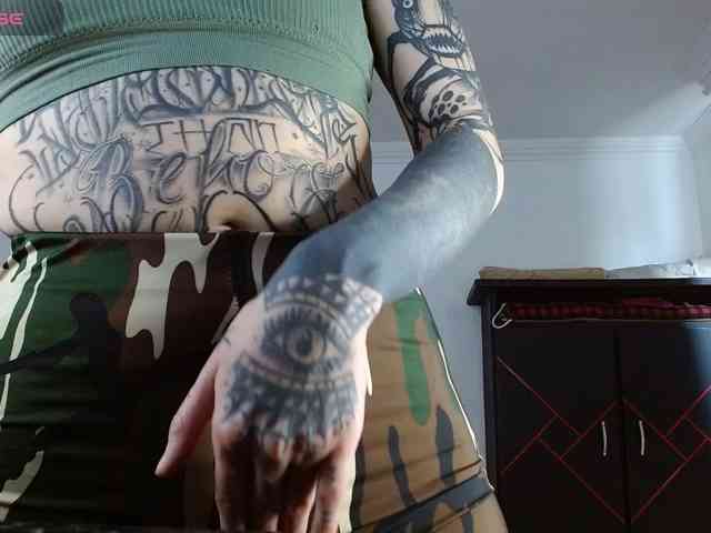 Modella: Inked-Val