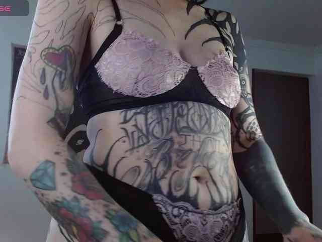 Modella: Inked-Val