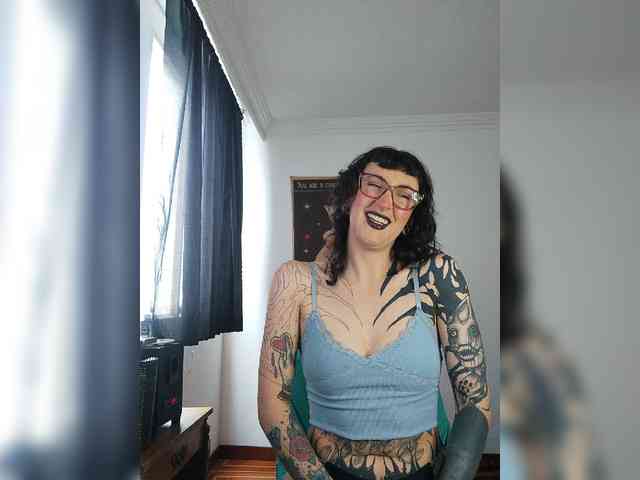 Modella: Inked-Val