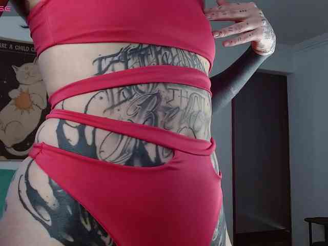 Modella: Inked-Val