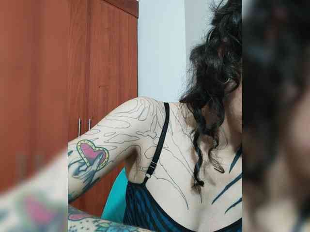 Modella: Inked-Val