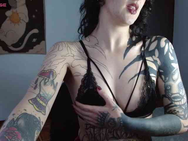 Modella: Inked-Val