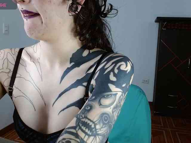 Modella: Inked-Val