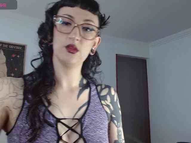 Modella: Inked-Val