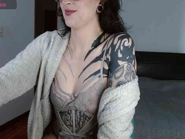 Modella: Inked-Val