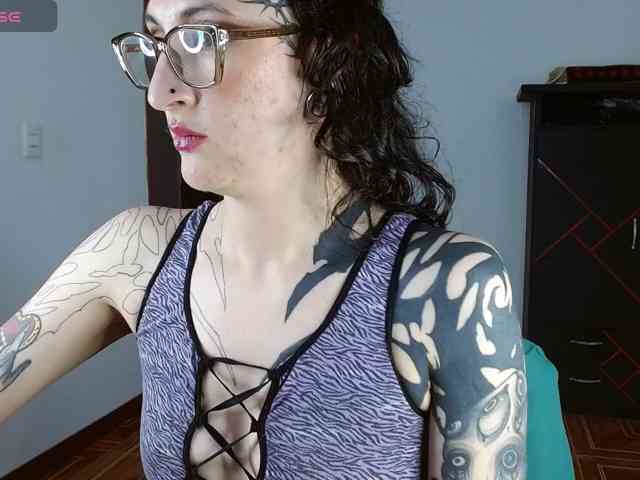 Modella: Inked-Val