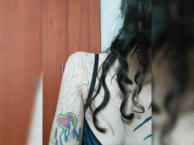 Modella: Inked-Val