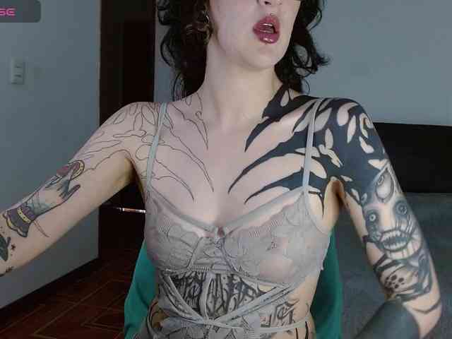 Modella: Inked-Val