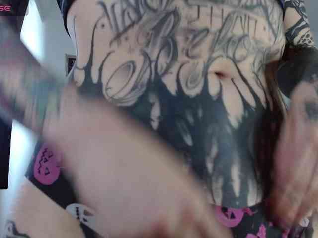 Modella: Inked-Val