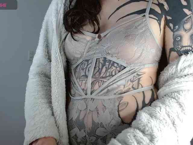 Modella: Inked-Val