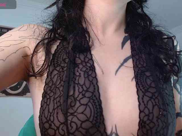 Modella: Inked-Val