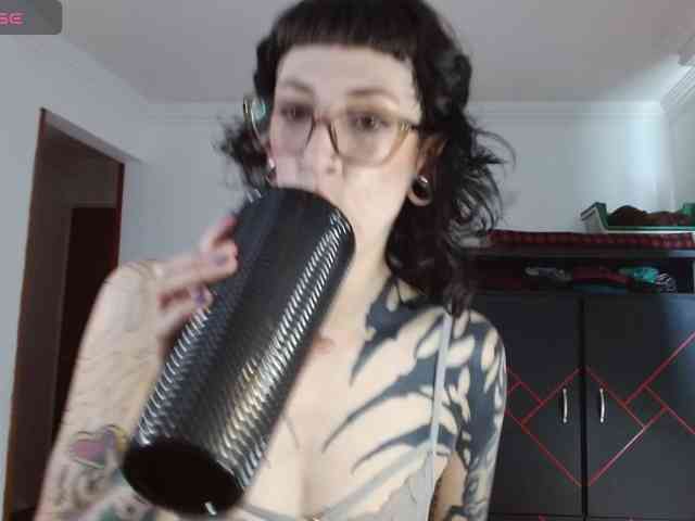 Modella: Inked-Val