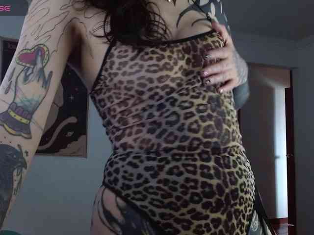 Modella: Inked-Val