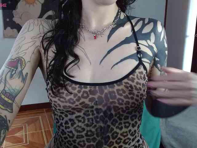 Modella: Inked-Val