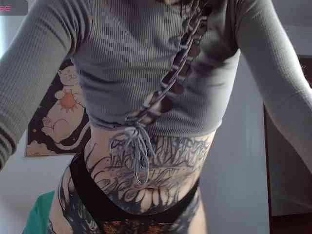 Modella: Inked-Val