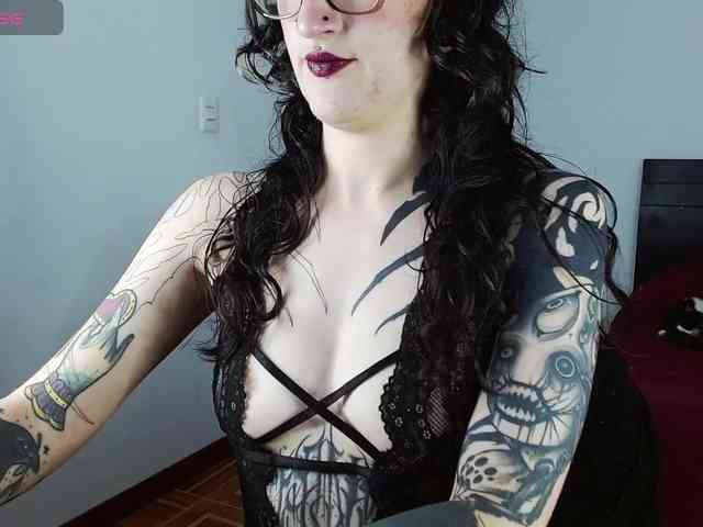 Modella: Inked-Val
