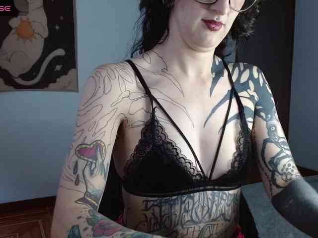 Modella: Inked-Val