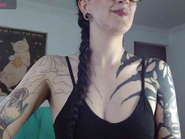 Modella: Inked-Val