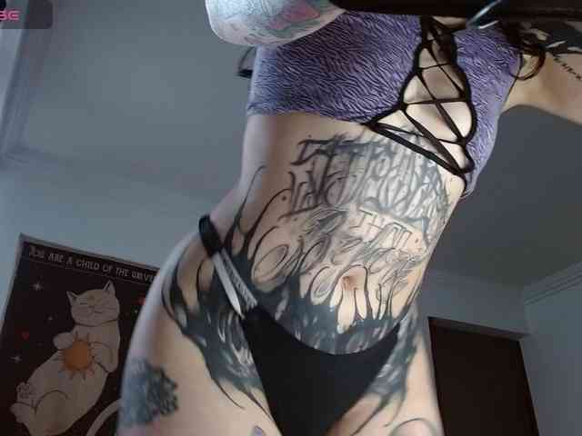 Modella: Inked-Val