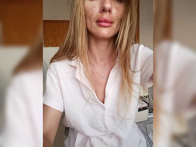 AnyaSweet18 live cam on BongaCams