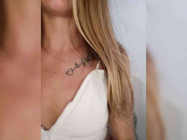 AnyaSweet18 Live Webcam on BongaCams