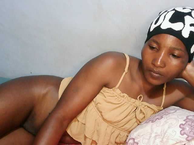 HotVibeQueen live cam on BongaCams