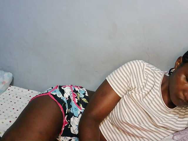 HotVibeQueen live cam on BongaCams