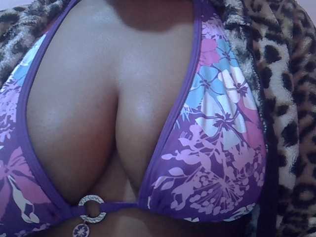 HotVibeQueen live cam on BongaCams