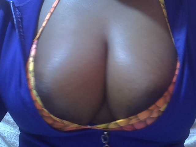HotVibeQueen live cam on BongaCams