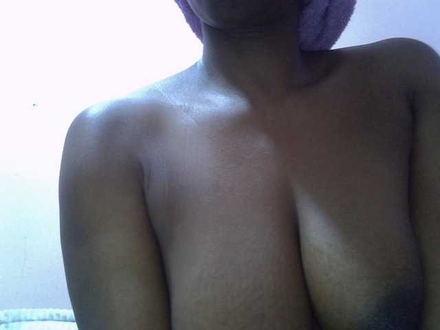 HotVibeQueen live cam on BongaCams
