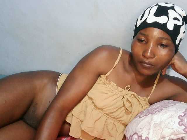 HotVibeQueen live cam on BongaCams