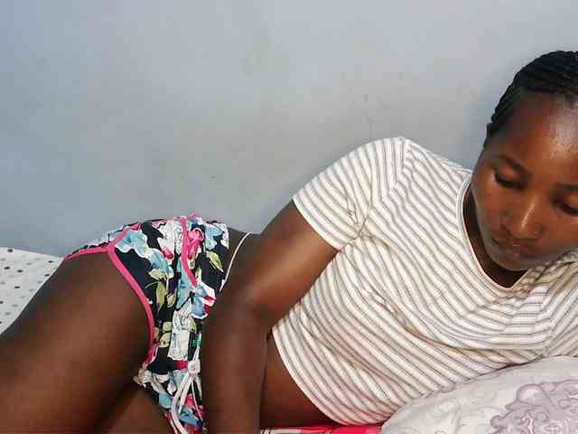 HotVibeQueen webcam