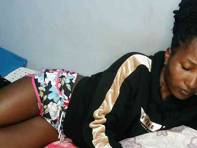 HotVibeQueen webcam