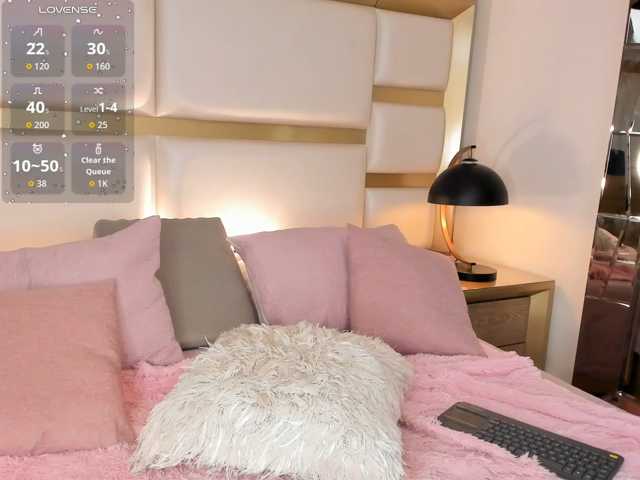 LunaRoussel live cam on BongaCams