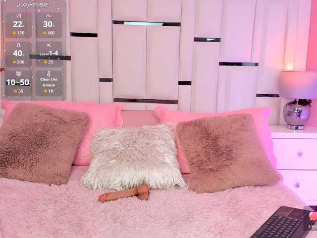 LunaRoussel live cam on BongaCams