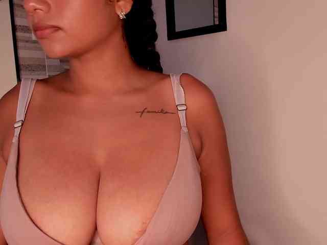 NinaCollinss webcam