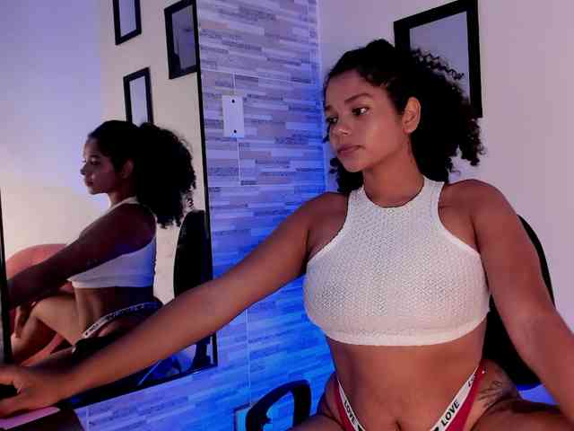 NinaCollinss webcam
