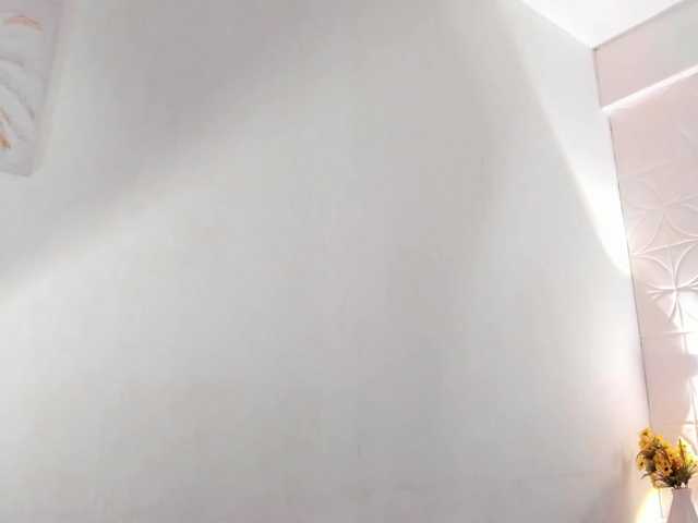 Emilly's BongaCams show and profile