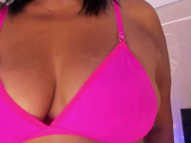 Emilly's BongaCams show and profile