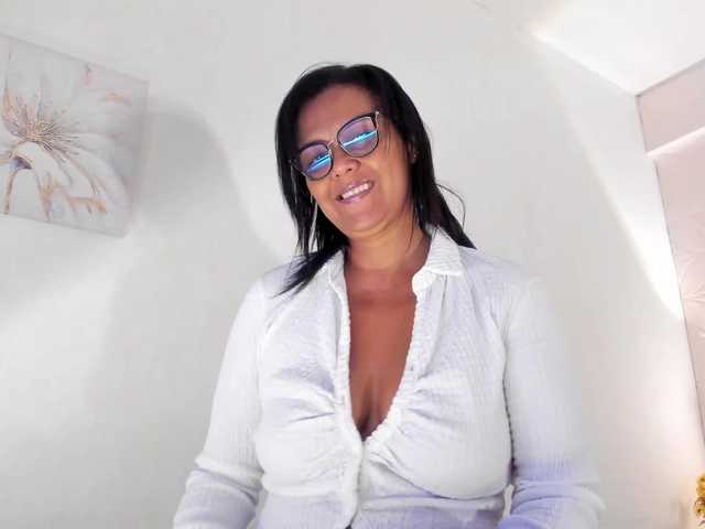 Emilly's BongaCams show and profile