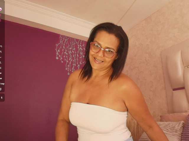 Emilly's BongaCams show and profile