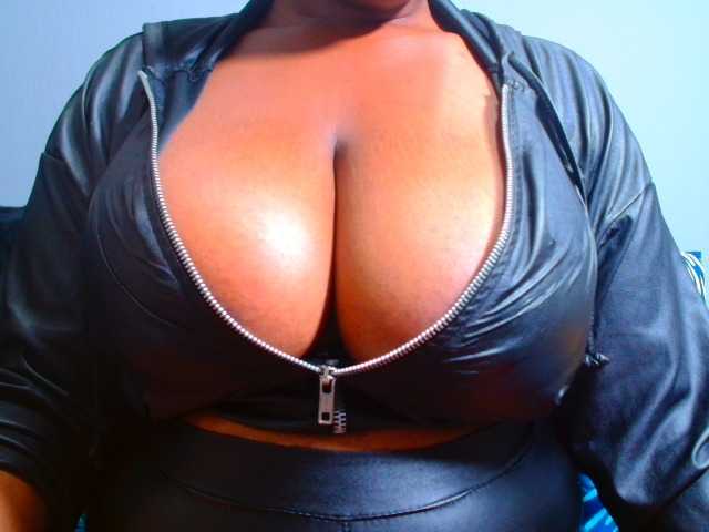 CURVEBABY live cam on BongaCams